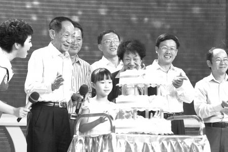 袁隆平:90歲時實現(xiàn)畝產(chǎn)1000公斤