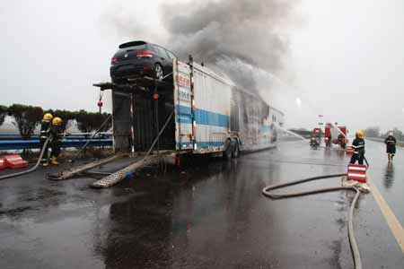 大眾運輸車途中突發大火  六輛小轎車被毀