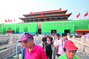 揭秘巨型“花”如何綻放 天安門“補妝”迎國慶