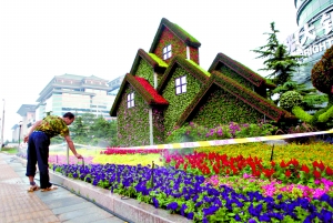 揭秘巨型“花”如何綻放 天安門“補妝”迎國慶