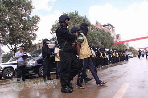 昆明重拳打擊黑惡團伙 群眾放鞭炮慶祝