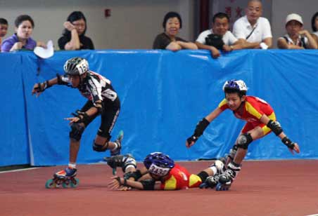 全國政協副主席鄧樸方為特奧會首枚金牌獲得者頒獎