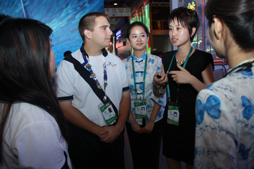 美國館與安徽館互換人員任“導游”