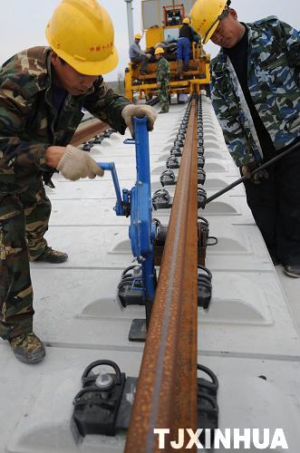 京滬高鐵鋪軌工作全面快速推進