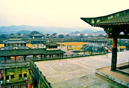 盤點中國門票最貴的?幻谷、屏巖洞府、大智禪寺、明清民居博覽城等13個跨越幾千年歷史時空，匯聚南北地域特色的影視拍攝基地和兩座超大型的現代化攝影棚。已成為目前亞洲規模最大的影視拍攝基地，被美國《好萊塢》雜志稱為“中國好萊塢”。</p>

<p>聯票：255元/人 夢幻谷：160元/人</p>

<p>聯票加夢幻谷：正常價 360元/人 冬季價 305元/人</p>

<p>統票：正常價 420/人 冬季價 360元/人</p>

<p align=