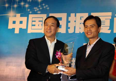 中國日報愛心助學攜手鴻星爾克向大學生贈報