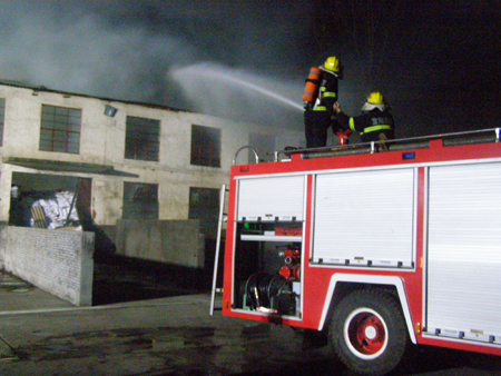 洛陽市宜陽一化肥廠凌晨突發(fā)大火 消防官兵緊急撲救