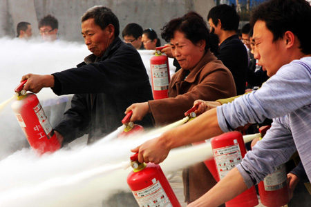 消防演練走進(jìn)校園 中原工學(xué)院學(xué)生體驗(yàn)避險(xiǎn)自救