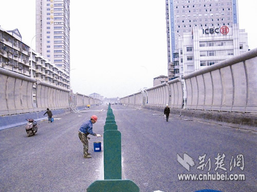 珞獅北路高架預(yù)定周六通車 5秒縱向穿越街道口