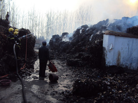 大火席卷三家造紙廠 消防奮戰18小時成功滅火