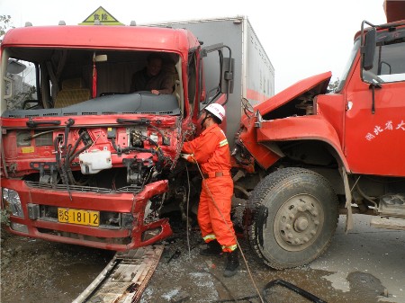 湖北大冶三車相撞 運載12噸炸藥貨車發生車禍