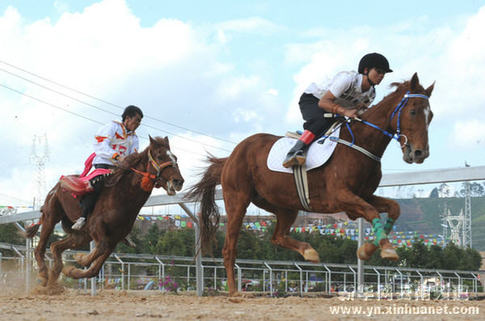 云南少數民族傳統體育運動會賽馬比賽舉行