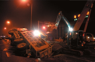 北京西三環(huán)主路塌陷 疑與地鐵施工有關(guān)