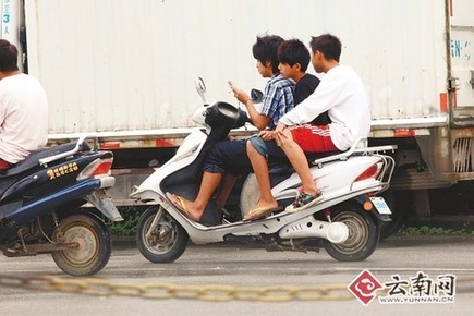 電動(dòng)車頻繁上演“七宗罪” 網(wǎng)友戲稱“特權(quán)車”