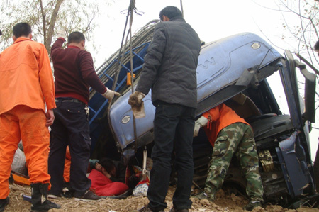 疲勞駕駛釀慘禍 鹿邑消防3小時(shí)救出被困司機(jī)