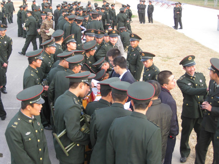 眾企業組團赴駐商某部隊“納賢”