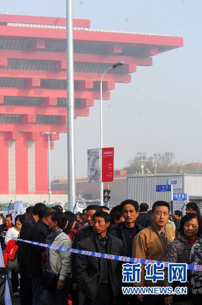 世博會中國館續(xù)展首日場面火爆