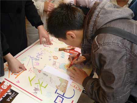 河南大學(xué)舉行義賣畫作活動迎接國際志愿者日