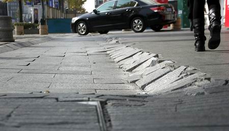 成都春熙路現(xiàn)50米長(zhǎng)塌陷區(qū)　周圍拉起警戒線