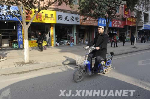 網絡紅人阿里木：30多萬串羊肉串串起的“慈善家”