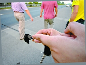 悍匪扮武警高速路放釘板搶奔馳 警方正全力追緝