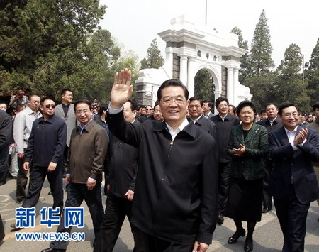 百年砥礪鑄輝煌 水木清華再奮進--記胡錦濤總書記在清華大學(xué)考察工作