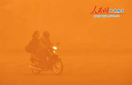 甘肅現九年最強沙塵暴 天空昏暗街牌被刮倒