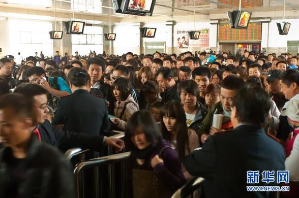 國慶長假將結(jié)束 各地迎來返程客流高峰