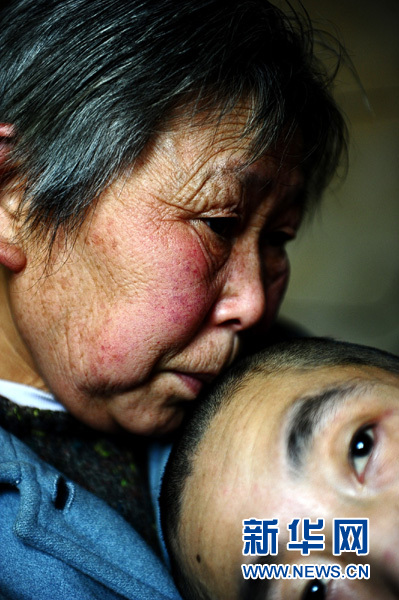 青海夫婦32年撫養(yǎng)腦癱棄兒托起生命之光