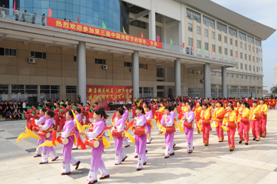400名農民腰鼓秧歌慶祝特區建設30周年