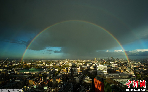 罕見(jiàn)霓虹橫跨倫敦上空