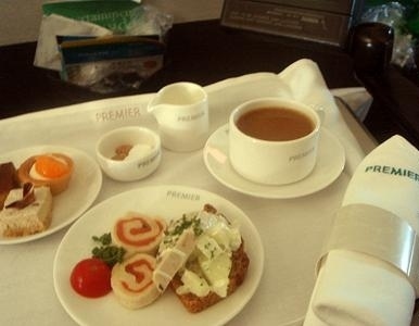 飛機上也有美食！看看各航空公司飛機餐
