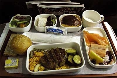 飛機(jī)上也有美食！看看各航空公司飛機(jī)餐