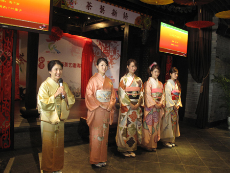 ‘茶藝新語(yǔ)’以茶傳情<BR>——首屆國(guó)際茶藝邀請(qǐng)賽在銅陵舉行