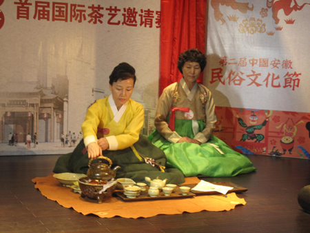 ‘茶藝新語(yǔ)’以茶傳情<BR>——首屆國(guó)際茶藝邀請(qǐng)賽在銅陵舉行