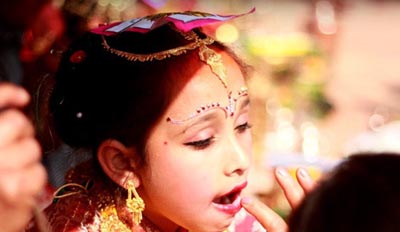 揭秘尼泊爾少女奇異的“果實婚禮”