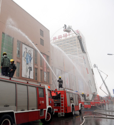 翔安在匯景購物廣場開展大型應(yīng)急救援綜合演習