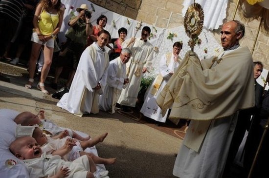 實拍西班牙跨嬰驅魔的怪異節日！