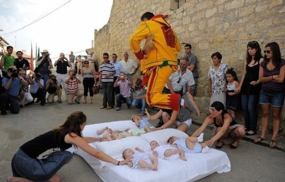 實(shí)拍西班牙跨嬰驅(qū)魔的怪異節(jié)日！