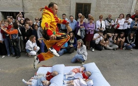實拍西班牙跨嬰驅魔的怪異節日！