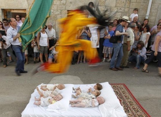 實拍西班牙跨嬰驅(qū)魔的怪異節(jié)日！
