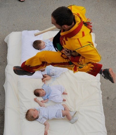 實拍西班牙跨嬰驅魔的怪異節日！