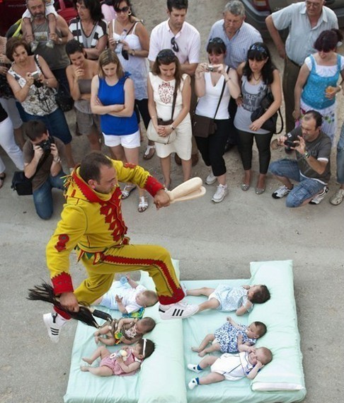 實拍西班牙跨嬰驅(qū)魔的怪異節(jié)日！