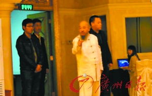 后海“和尚船震門”主角現(xiàn)身 稱要起訴全體網(wǎng)民