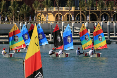 沃爾沃帆船賽三亞站：18名青少年揚帆帆船港（圖）