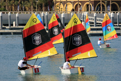 沃爾沃帆船賽三亞站：18名青少年揚帆帆船港（圖）