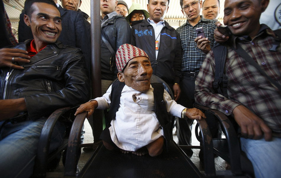 尼泊爾老翁身高56厘米 或成“世界最矮”