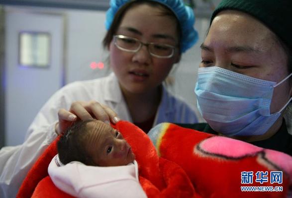 湖北襄陽一“袖珍女嬰”平安出院