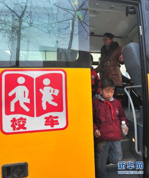 校車安全條例草案獲原則通過 賦予校車優先權