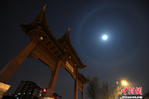 揚州夜空現(xiàn)罕見“月暈”奇觀